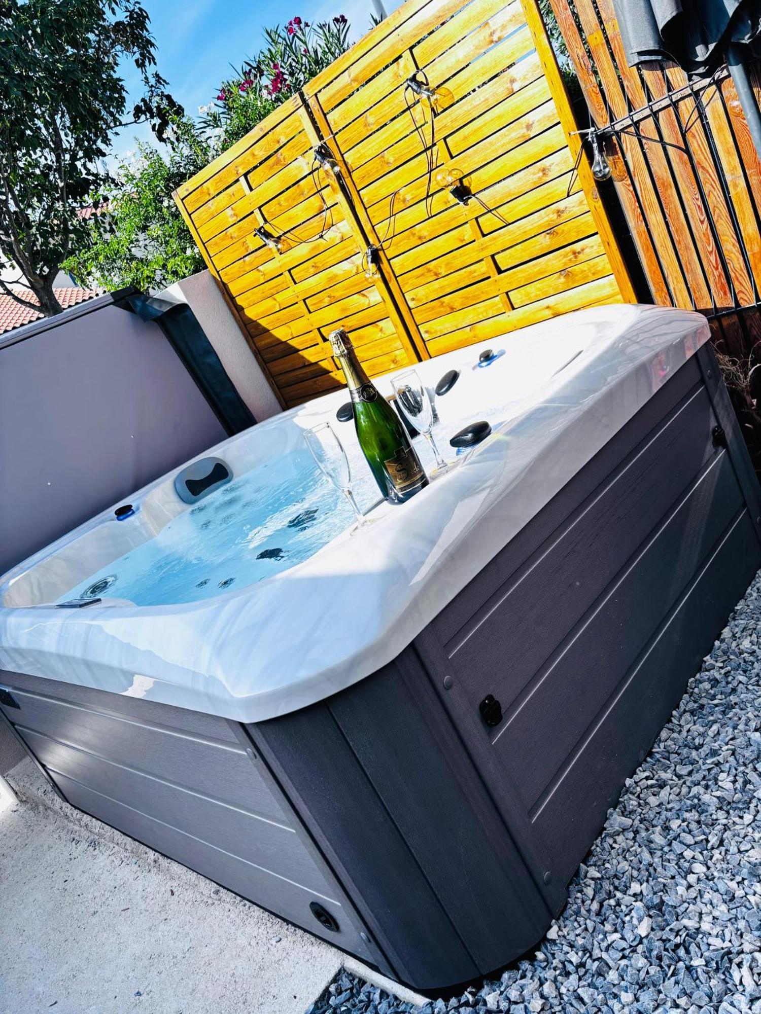Logement Du Sud Avec Jacuzzi Sommières Exterior foto